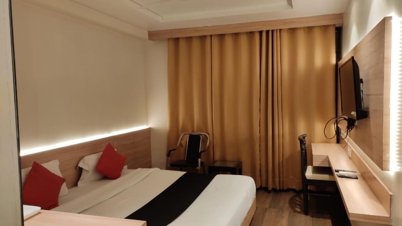Hotel Poseidon Inn Лакхнау Екстер'єр фото